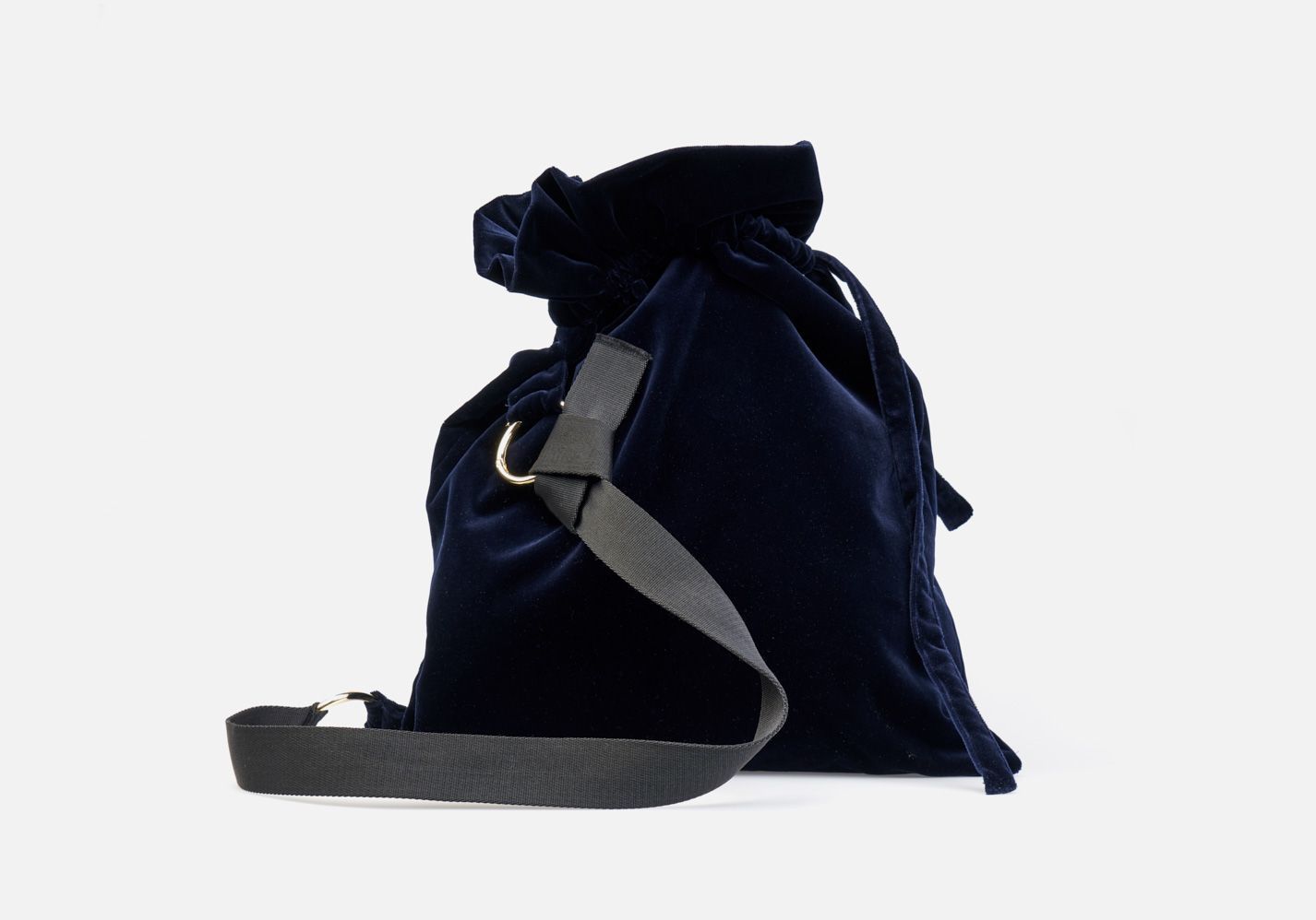 Bolso bandolera de terciopelo en color marino y cinterÃa negra sujeta con anillas metálicas en color oro blanco - Frontal modelo Haendel en color azul-marino