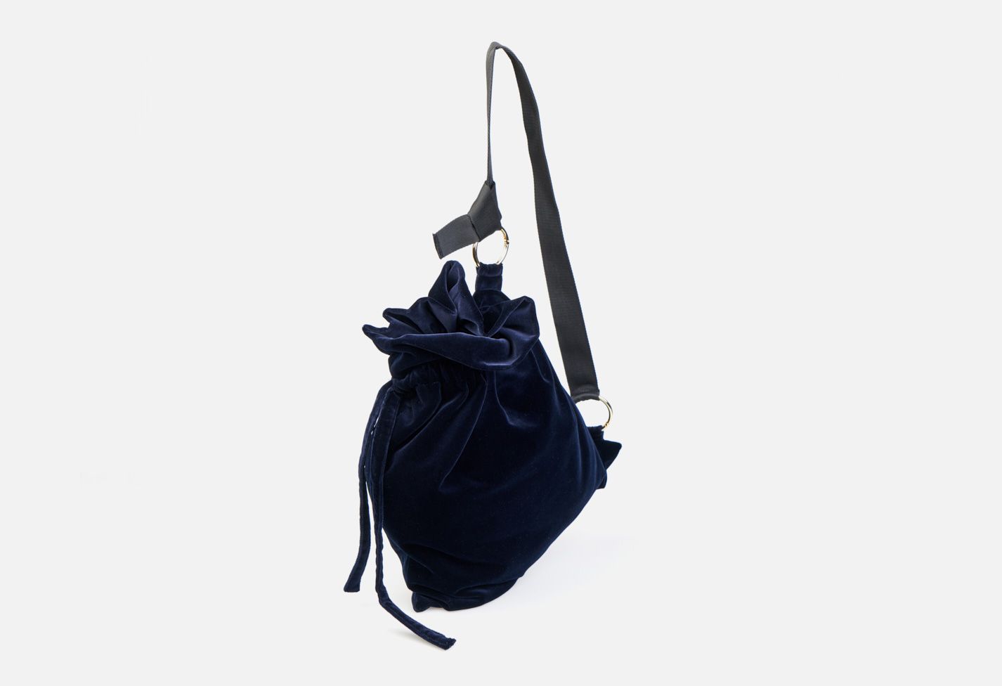 Bolso bandolera de terciopelo en color marino y cinterÃa negra sujeta con anillas metálicas en color oro blanco - Modelo Haendel en color azul-marino