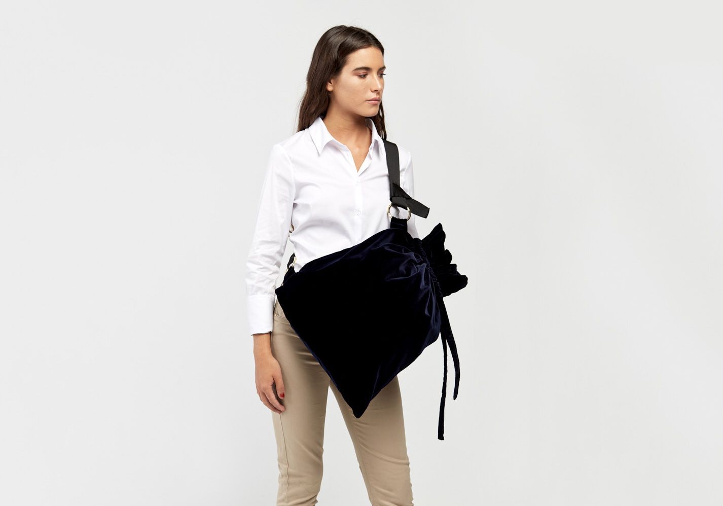 Bolso bandolera de terciopelo en color marino y cinterÃa negra sujeta con anillas metálicas en color oro blanco - Detalle modelo Haendel en color azul-marino