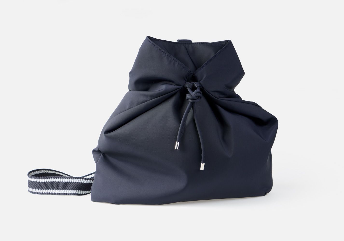 Bolso bandolera en color marino con cinta de rayas marino y plateado - Frontal modelo Wagner en color azul marino