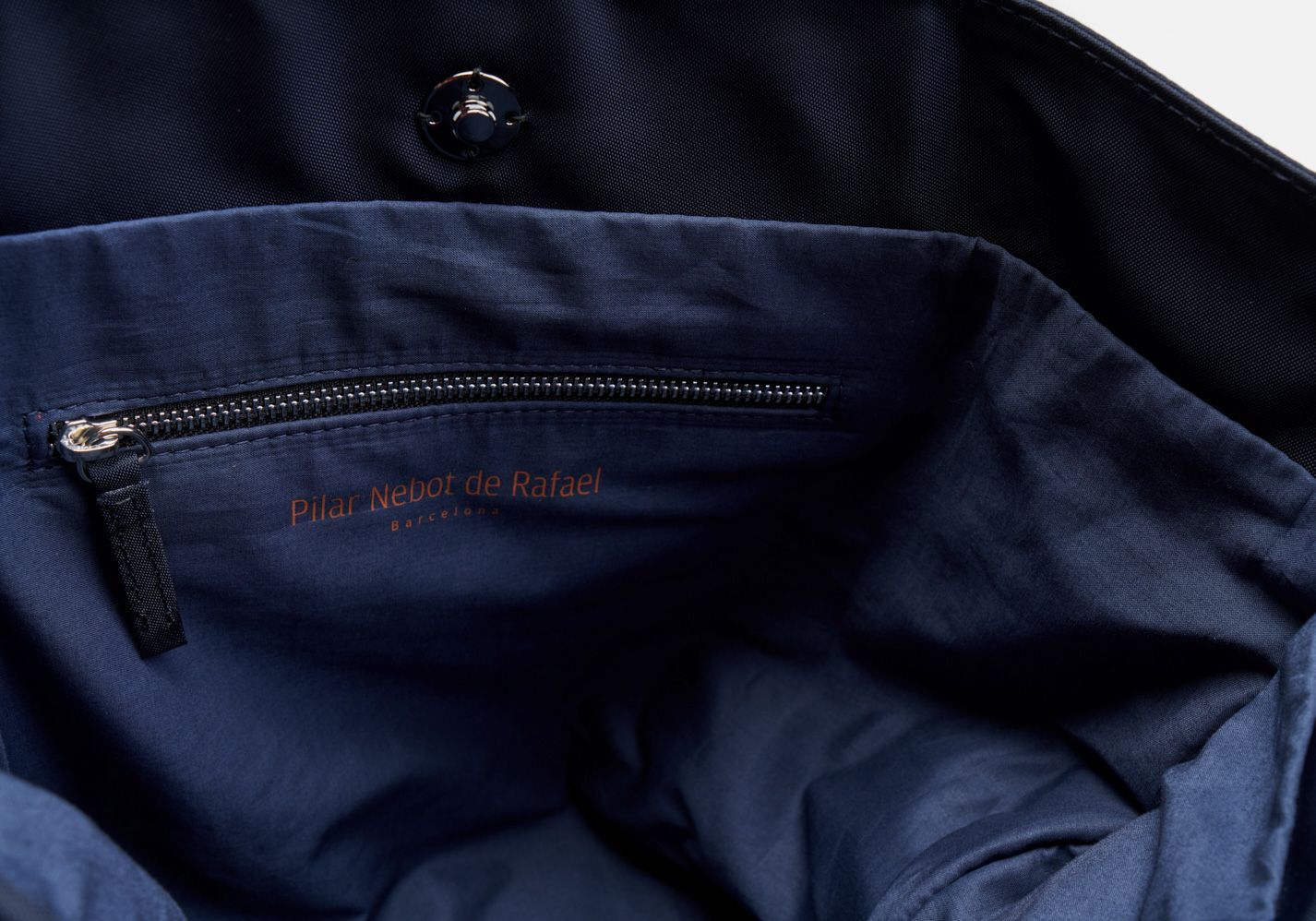 Bolso bandolera en color marino con cinta de rayas marino y plateado - Detalle modelo Wagner en color azul marino