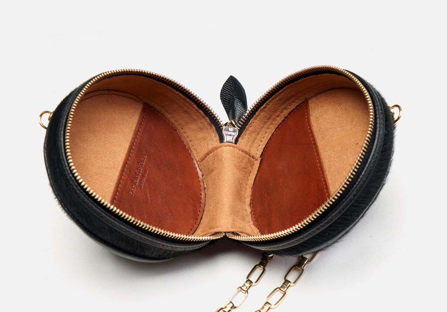 Bolso bombonera en piel de vacuno con pelo en color negro - Detalle modelo Amadeus en color negro