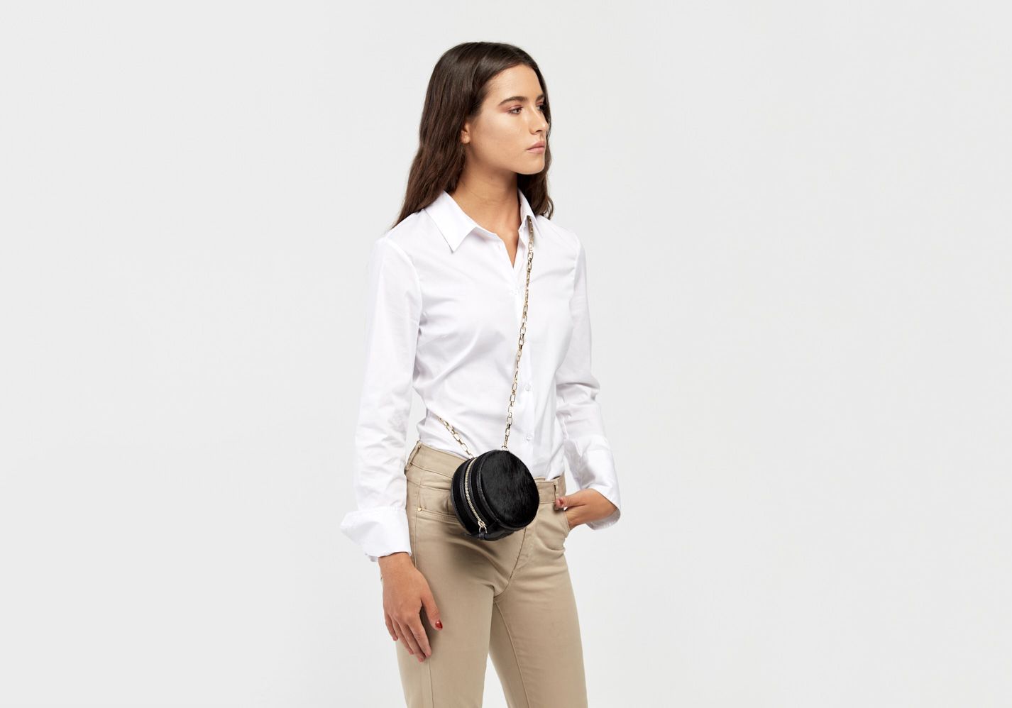 Bolso bombonera en piel de vacuno con pelo en color negro - Detalle en hombro de modelo Amadeus en color negro